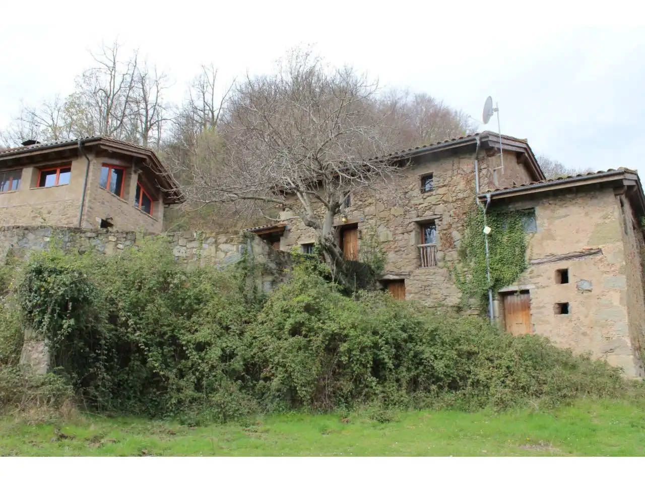 Vista exterior de Finca rústica en venda en Riudaura amb Calefacció