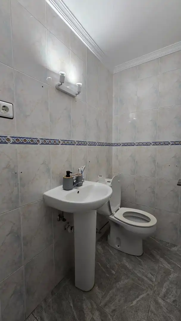 Baño de Piso en venta en Benalmádena con Aire acondicionado, Terraza y Amueblado