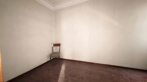 Se presenta una oportunidad única para adquirir un espacioso y encantador piso en el corazón del vibrante centro de Logroño. Este