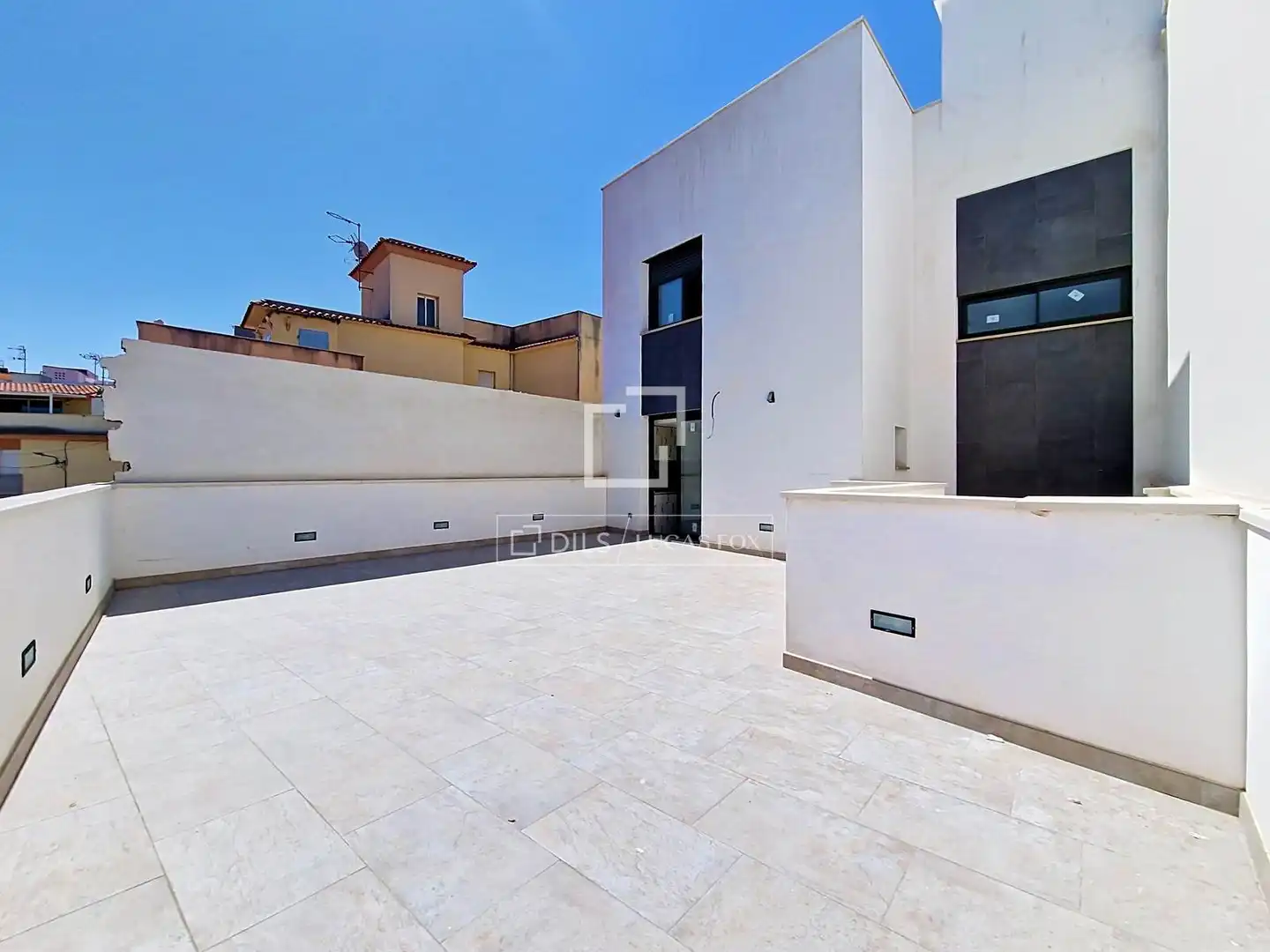 Vista exterior de Casa o xalet en venda en Vilanova i la Geltrú amb Aire condicionat, Calefacció i Terrassa