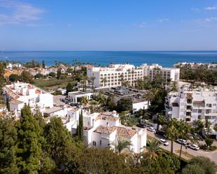 Vista exterior de Àtic en venda en Marbella amb Aire condicionat, Terrassa i Piscina