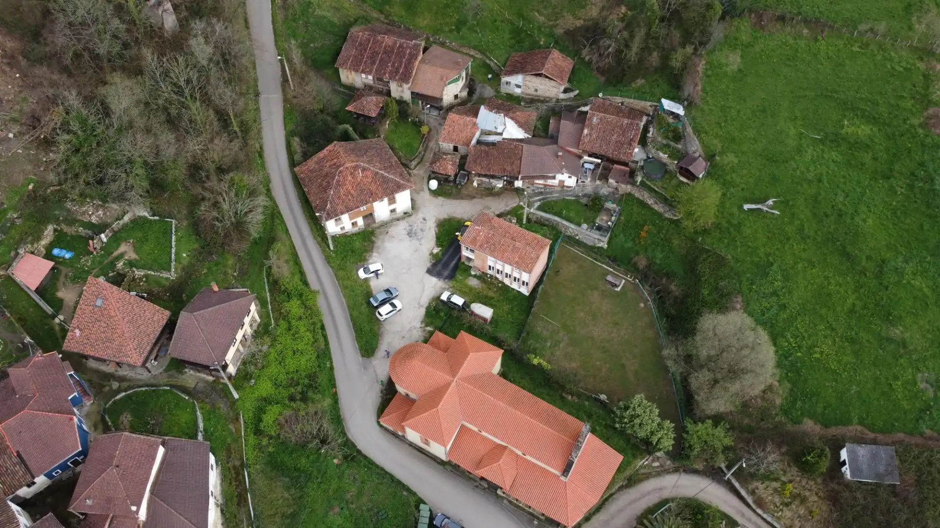 Vista exterior de Finca rústica en venda en Lena amb Jardí privat, Traster i Balcó