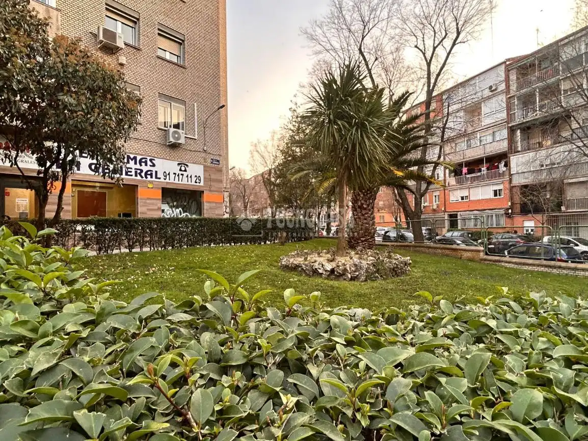 Vista exterior de Piso en venta en Madrid con Calefacción