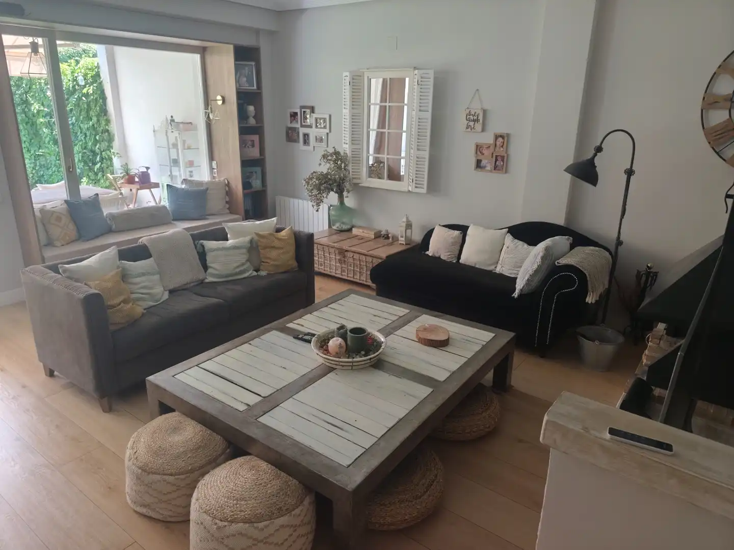 Wohnzimmer von Einfamilien-Reihenhaus zum Verkauf in Algete mit Klimaanlage, Heizung und Privatgarten