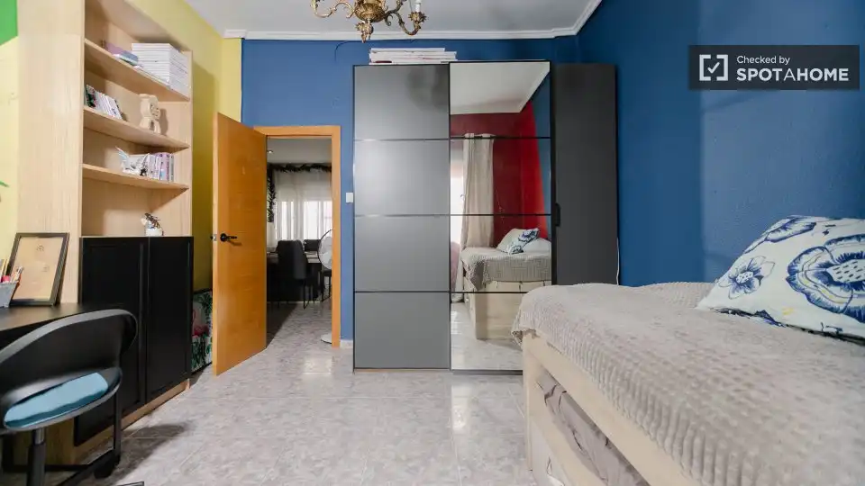 Habitación de Piso de alquiler en Valencia con Aire acondicionado, Calefacción y Amueblado