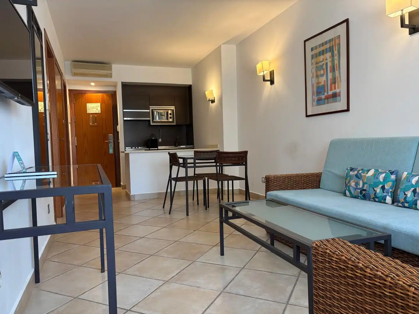 Sala d'estar de Apartament en venda en Benahavís amb Jardí privat, Alarma i Piscina comunitària