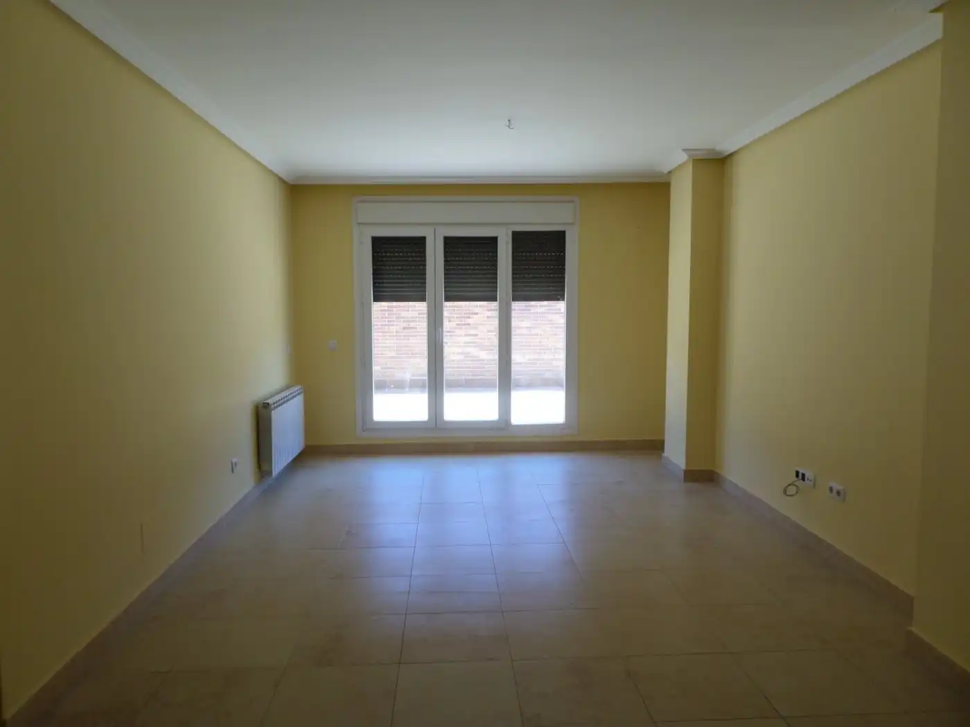Casa adosada en venta en Laguna de Duero con Calefacción, Terraza y Trastero