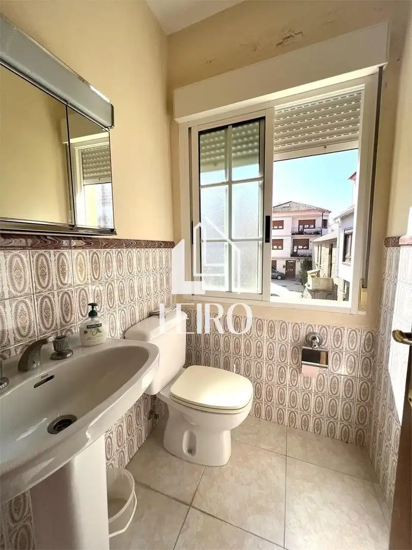 Badezimmer von Einfamilien-Reihenhaus zum Verkauf in A Illa de Arousa  mit Heizung, Privatgarten und Terrasse