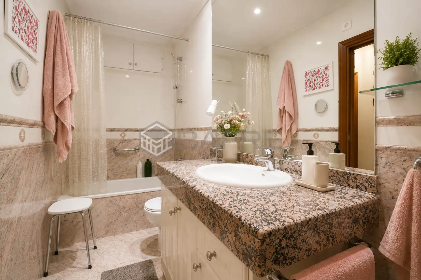 Bathroom of Flat for sale in Madrid  with Air Conditioner, Parquet flooring and Terrace