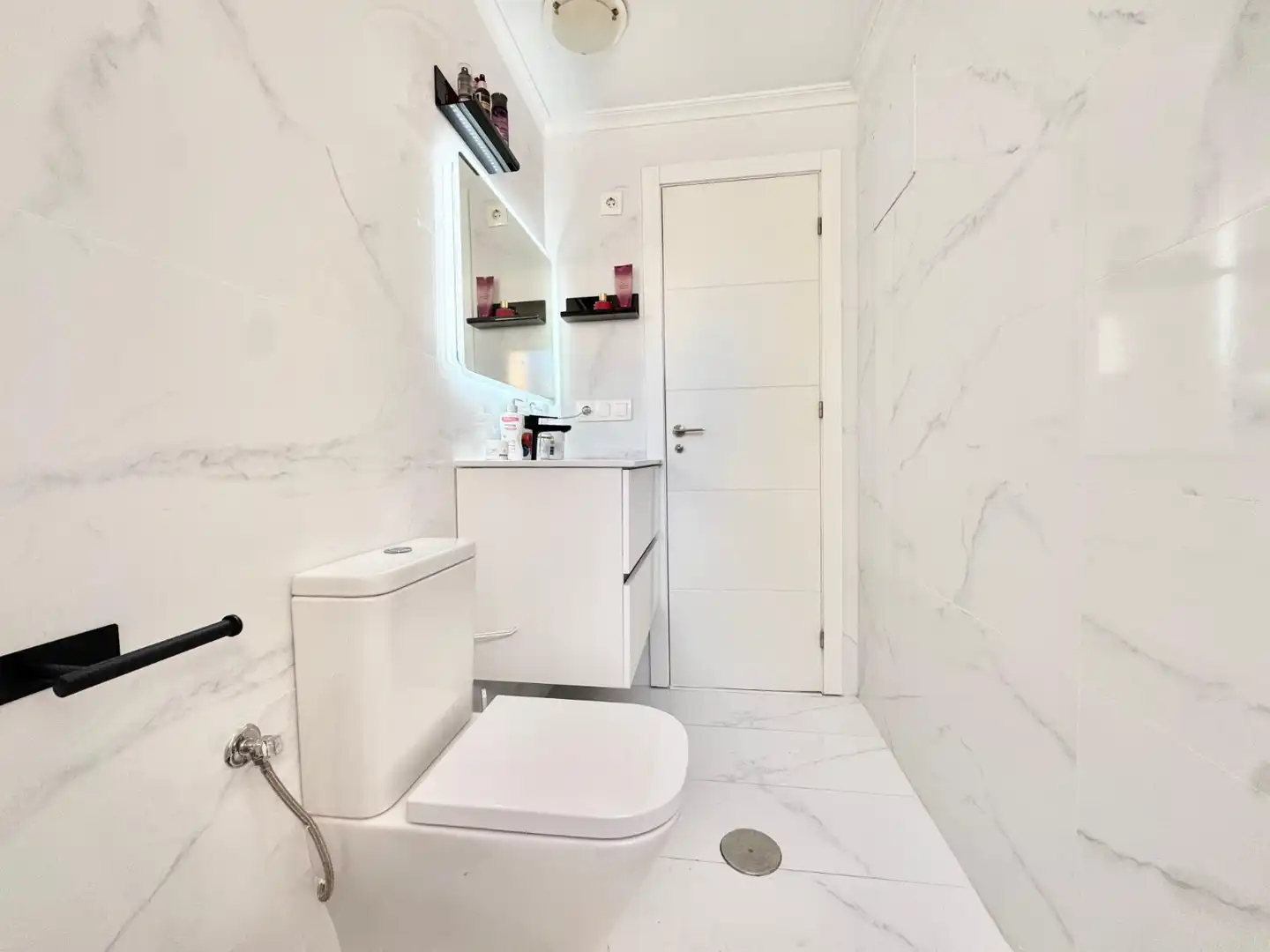 Bany de Apartament de lloguer en Torrevieja amb Aire condicionat, Piscina i Moblat