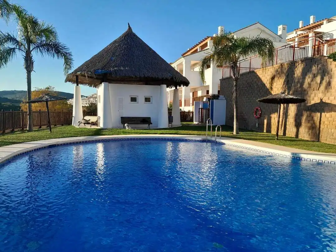Schwimmbecken von Dachboden zum Verkauf in La Alcaidesa mit Klimaanlage, Heizung und Terrasse
