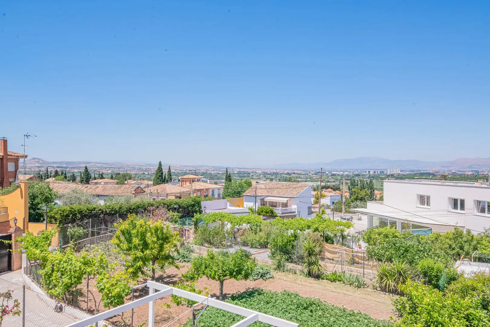 Vista exterior de Casa o xalet en venda en Cájar amb Calefacció, Jardí privat i Piscina