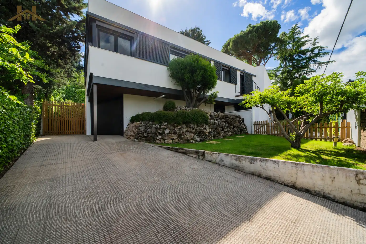 Vista exterior de Casa o xalet en venda en Torrelodones amb Aire condicionat, Calefacció i Jardí privat