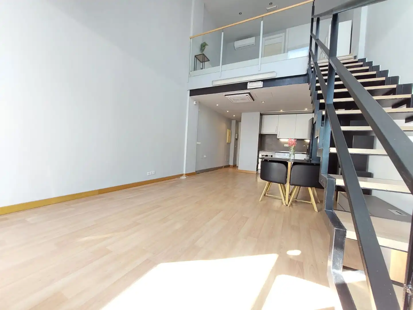 Sala d'estar de Dúplex en venda en Alcorcón amb Aire condicionat, Calefacció i Jardí privat