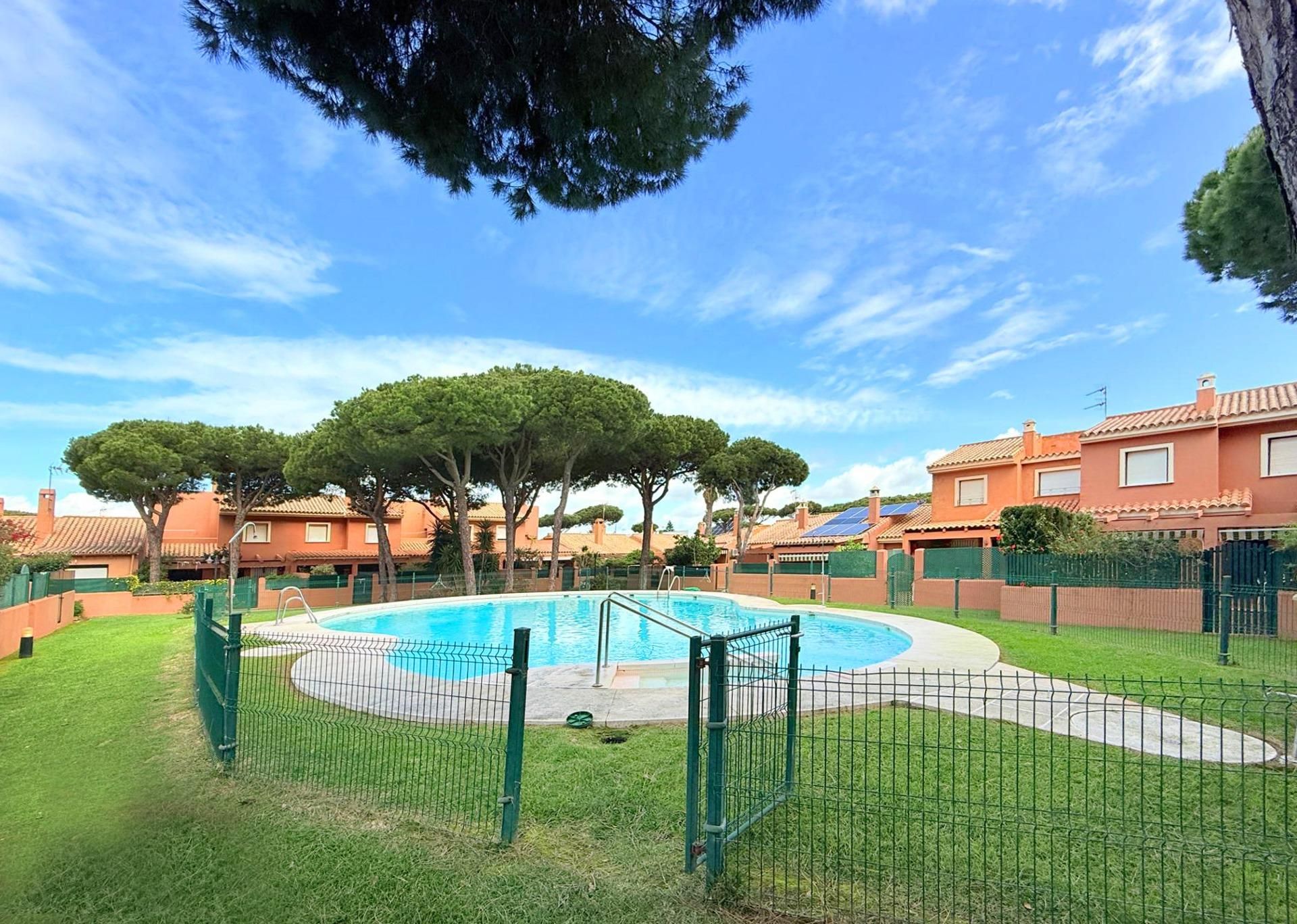 Piscina de Casa adosada en venda en Chiclana de la Frontera amb Jardí privat, Terrassa i Traster