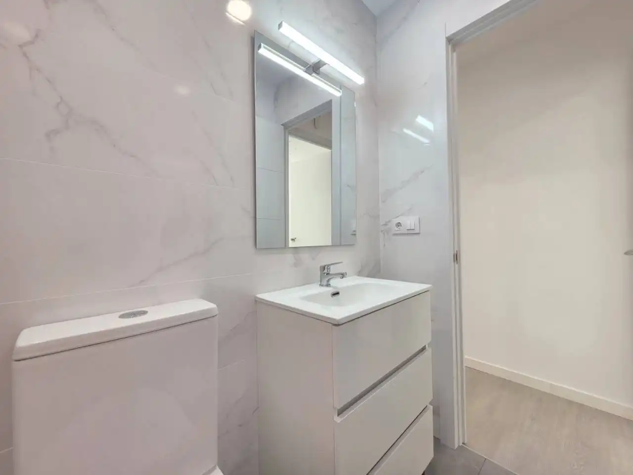 Badezimmer von Wohnung zum Verkauf in Barcelona mit Klimaanlage, Parkett und Terrasse