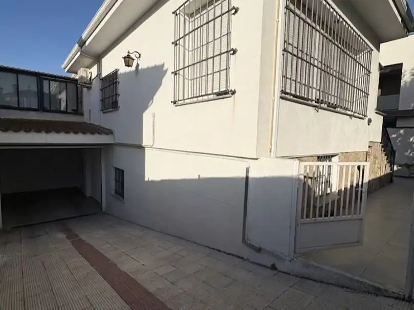 Exterior view of Houses for sale in Sevilla la Nueva  with Air Conditioner, Heating and Private garden
