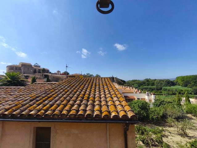 Casa adosada en Venta en  Carrer de la Volta, 10 en Peralada