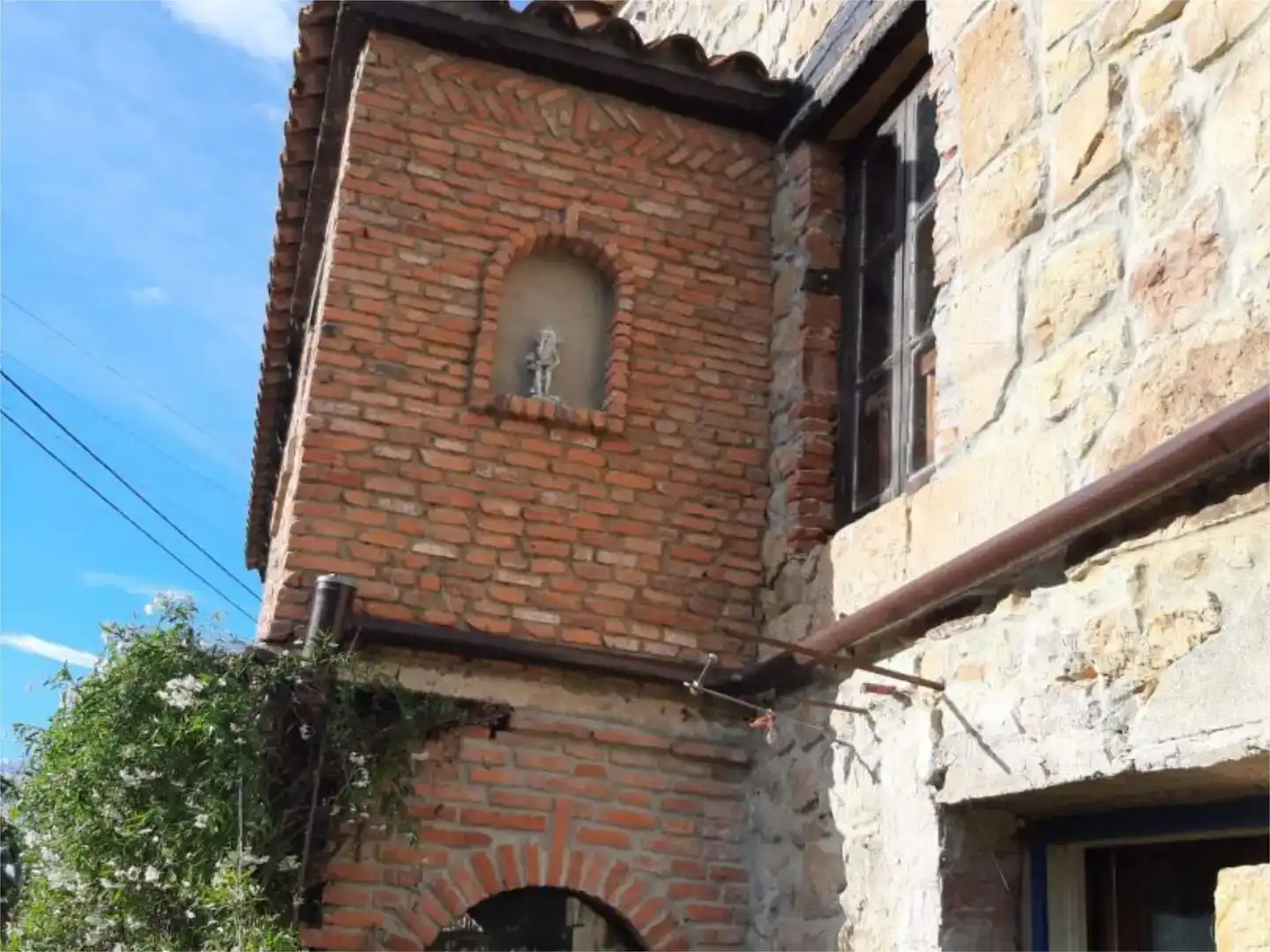 Vista exterior de Casa adosada en venda en Riotuerto amb Balcó