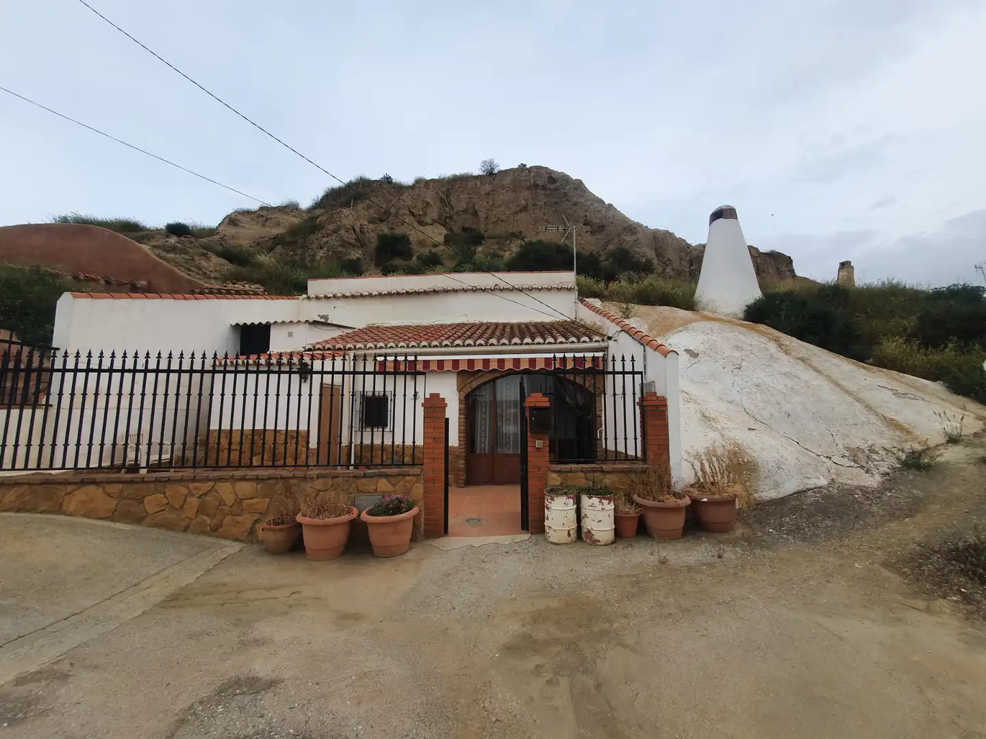 Vista exterior de Casa o xalet en venda en Guadix amb Terrassa i Moblat