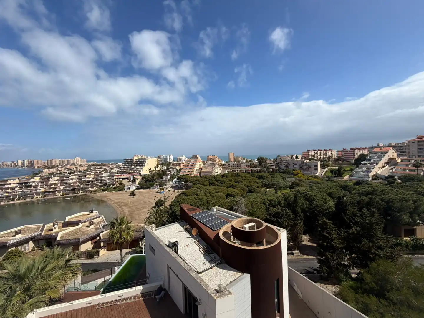 Vista exterior de Piso en venta en La Manga del Mar Menor con Terraza y Piscina comunitaria