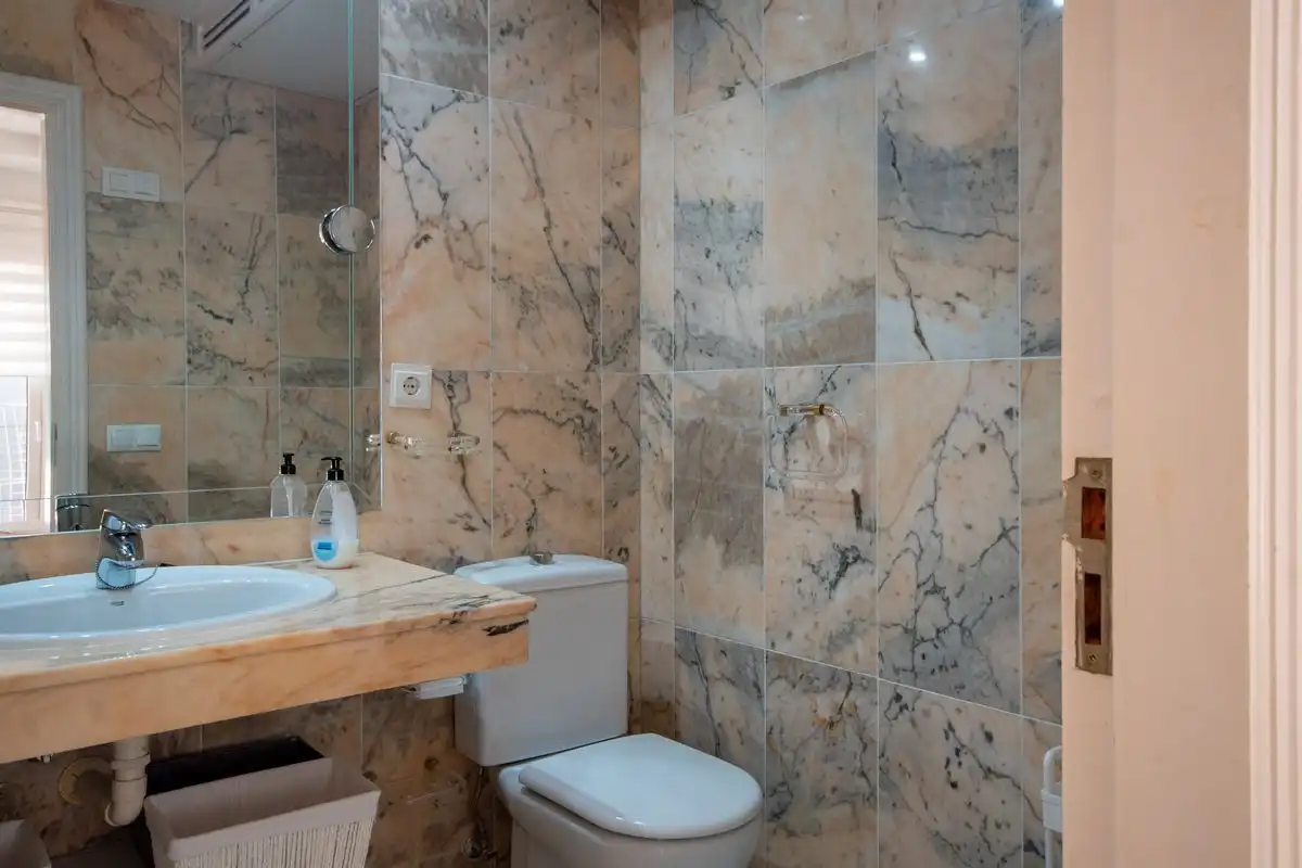 Baño de Piso de alquiler en Marbella con Aire acondicionado, Calefacción y Amueblado
