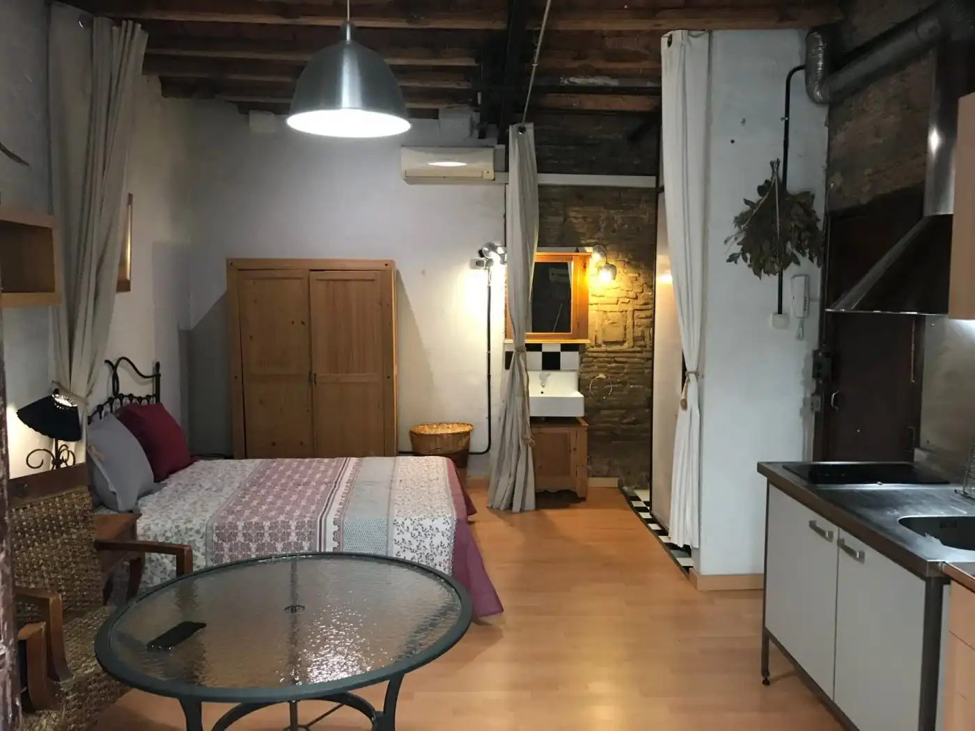 Dormitori de Estudi de lloguer en Barcelona amb Moblat i Balcó