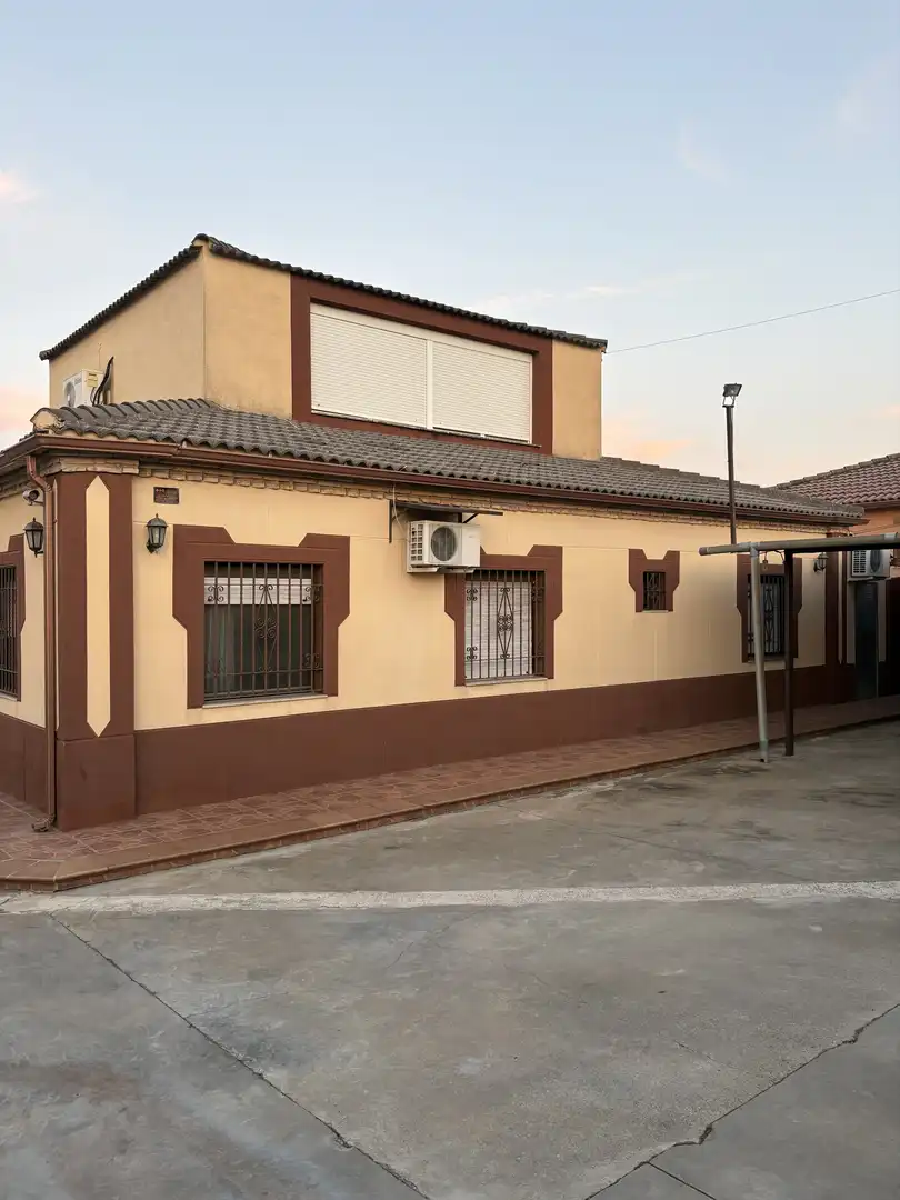 Vista exterior de Casa o xalet en venda en  Córdoba Capital amb Aire condicionat, Terrassa i Piscina