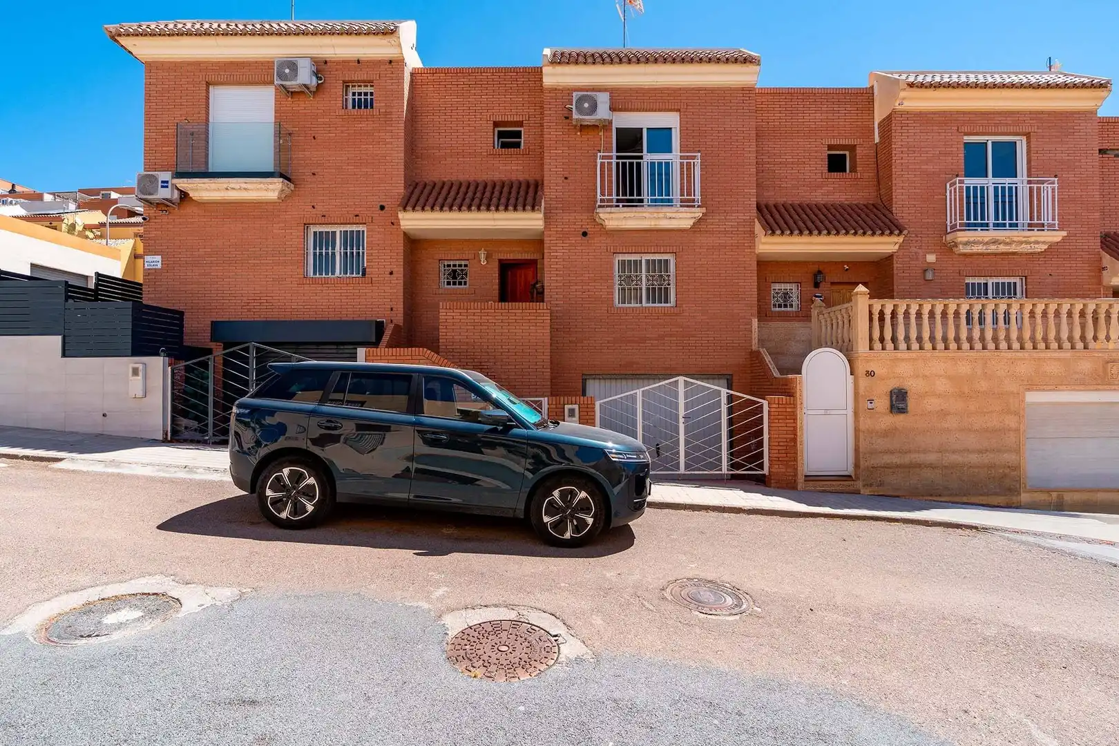 Vista exterior de Casa adosada en venda en Roquetas de Mar amb Terrassa
