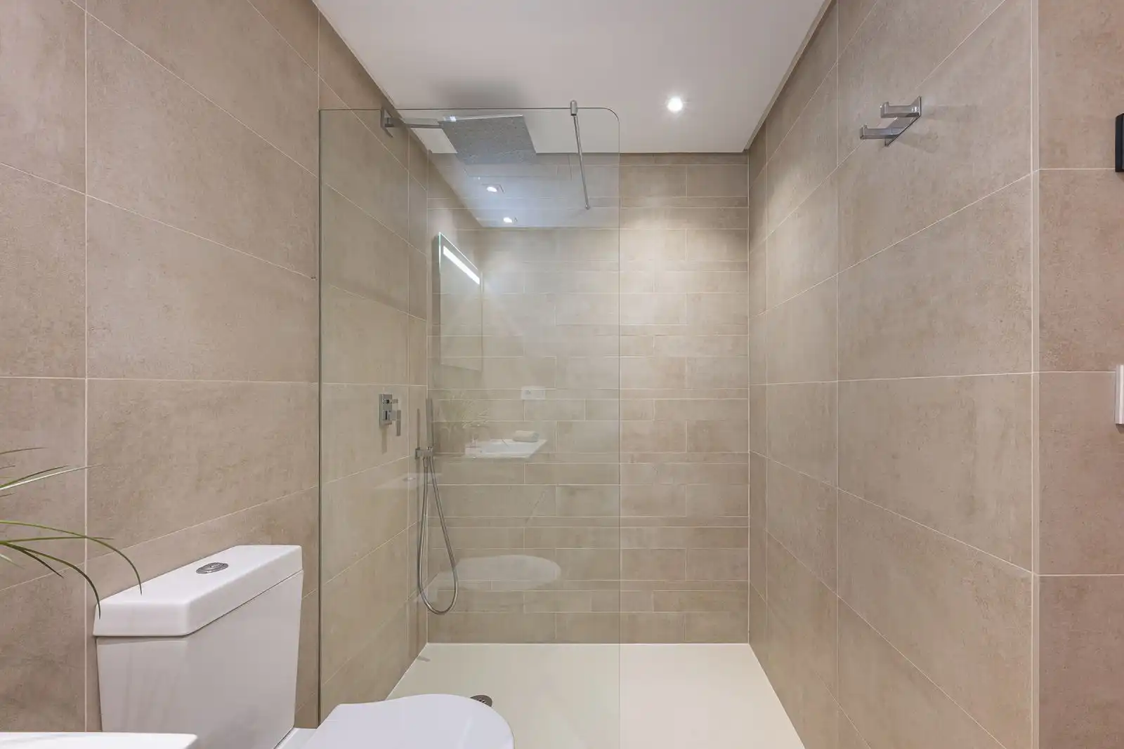 Baño de Dúplex en venta en Benahavís con Aire acondicionado, Terraza y Trastero