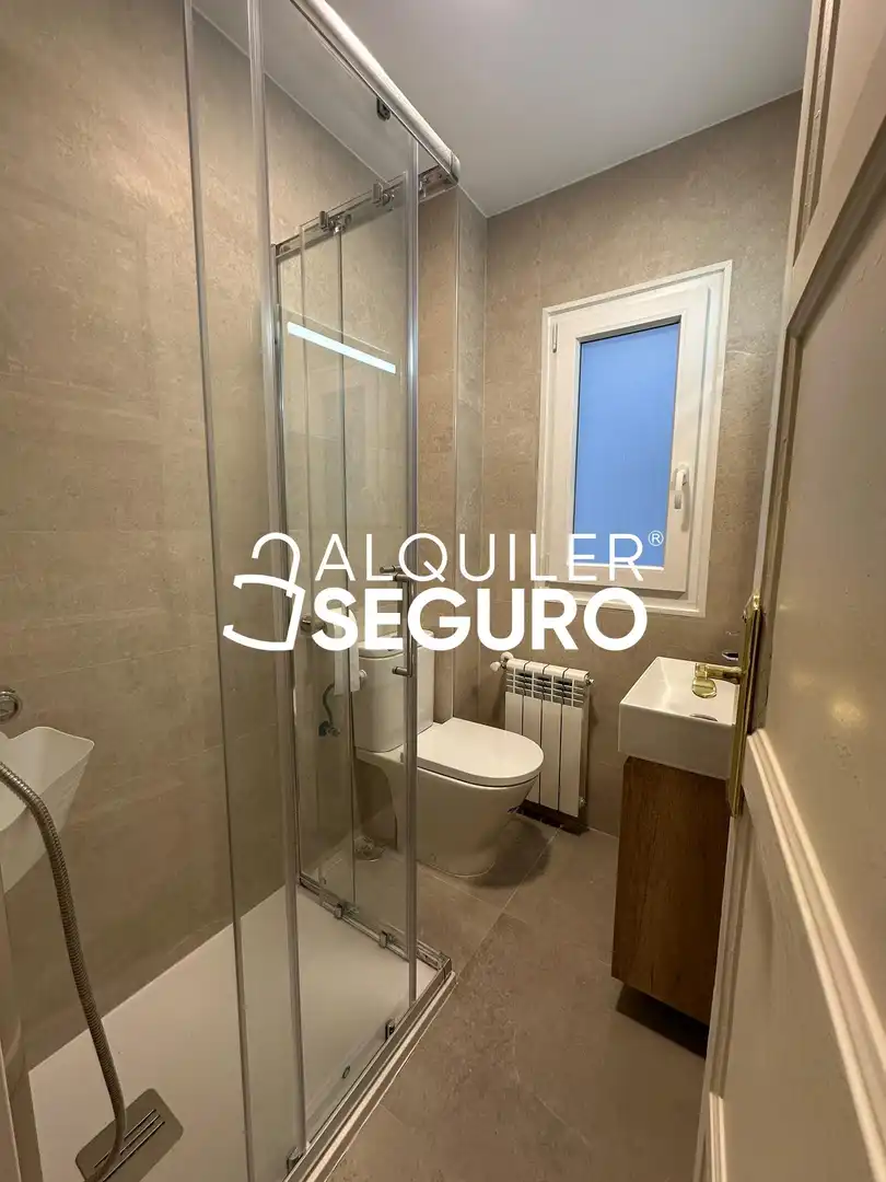 Badezimmer von Wohnung zur Miete in Madrid mit Heizung und Terrasse