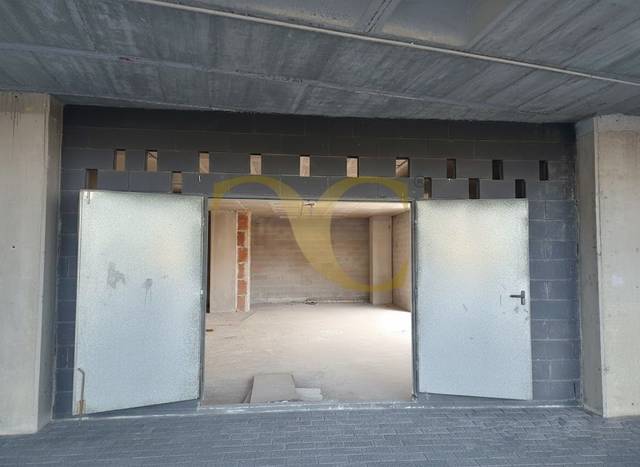 Local comercial en Venta en Calle Juan Antonio Álvarez Rabanal en HUCA - La Cadellada