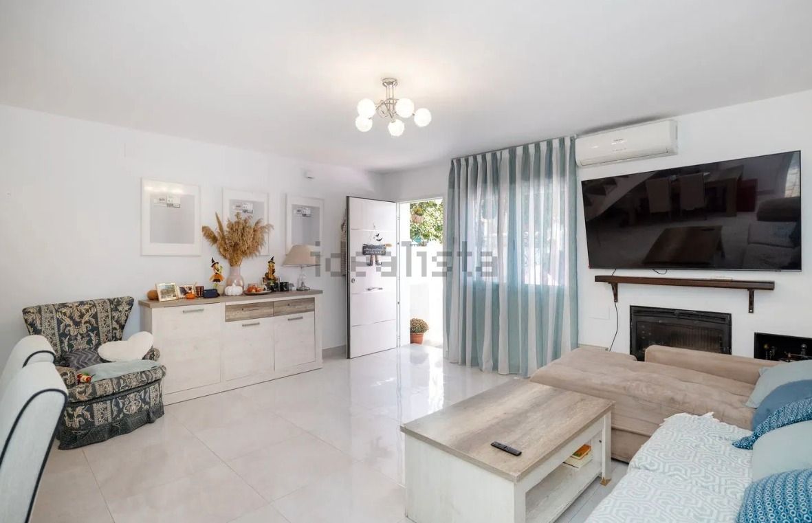 Sala d'estar de Casa adosada en venda en Benalmádena amb Aire condicionat, Terrassa i Traster