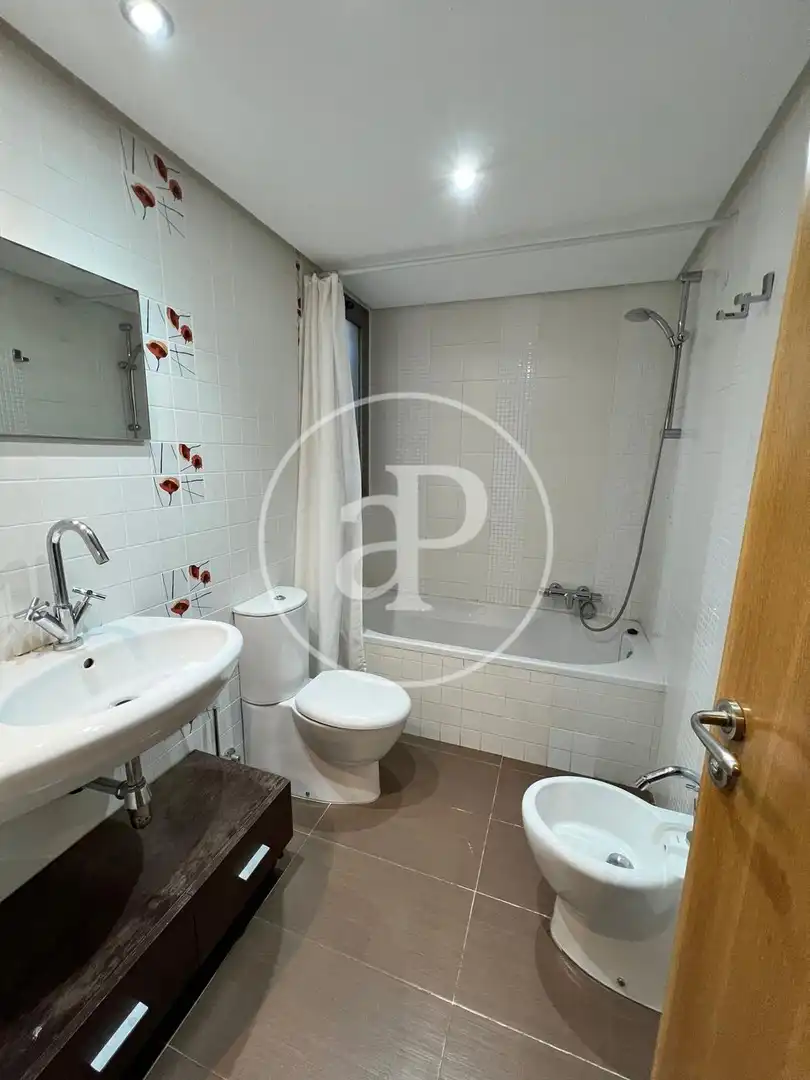 Bathroom of Flat for rent in Valencia  with Air Conditioner, Terrace and Furnished