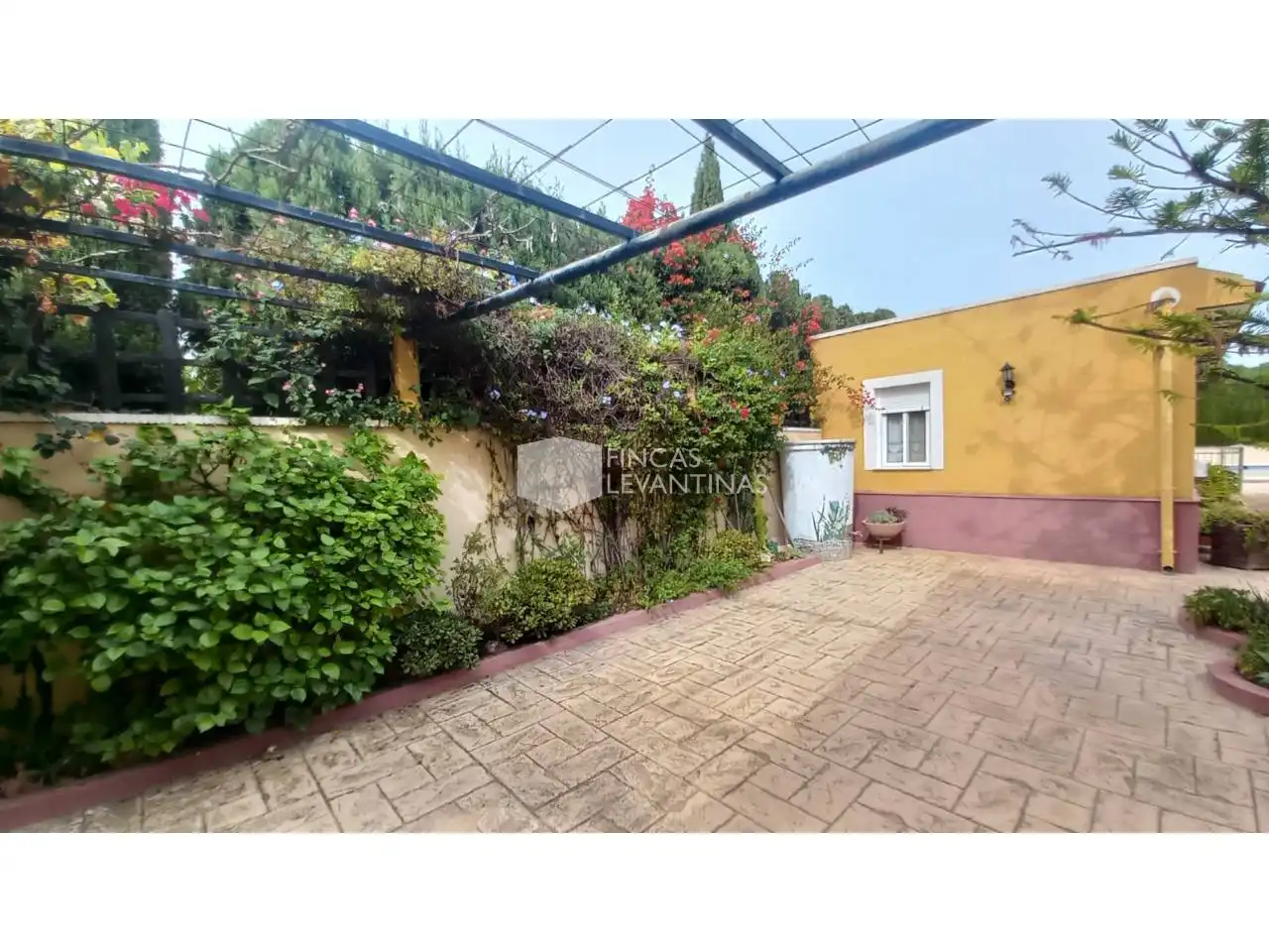 Vista exterior de Casa o xalet en venda en San Vicente del Raspeig / Sant Vicent del Raspeig amb Aire condicionat, Jardí privat i Terrassa