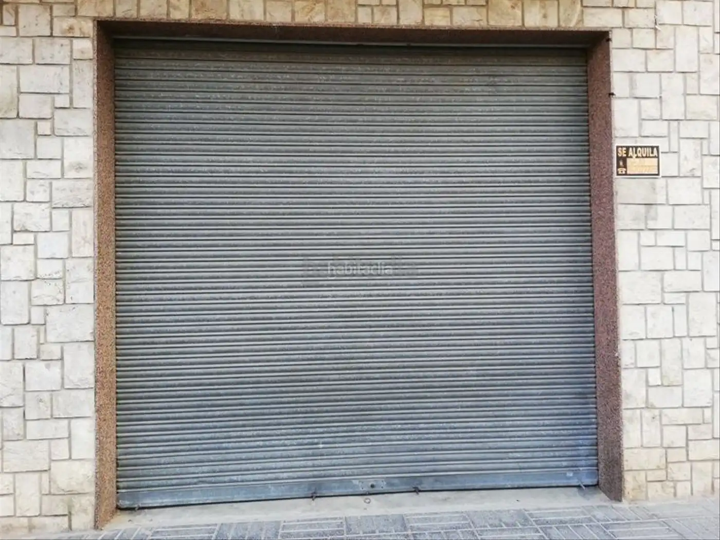 Local comercial de lloguer a Carrer del Poeta Llorente 116