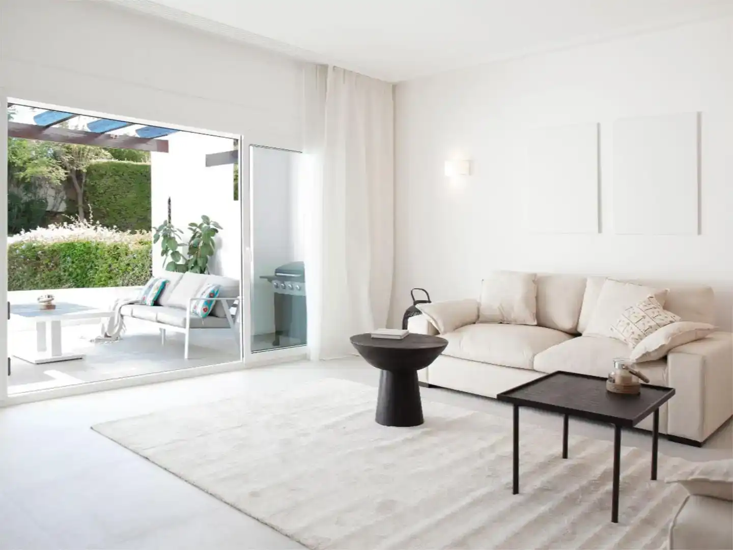 Sala d'estar de Casa adosada en venda en Marbella amb Aire condicionat, Piscina i Balcó