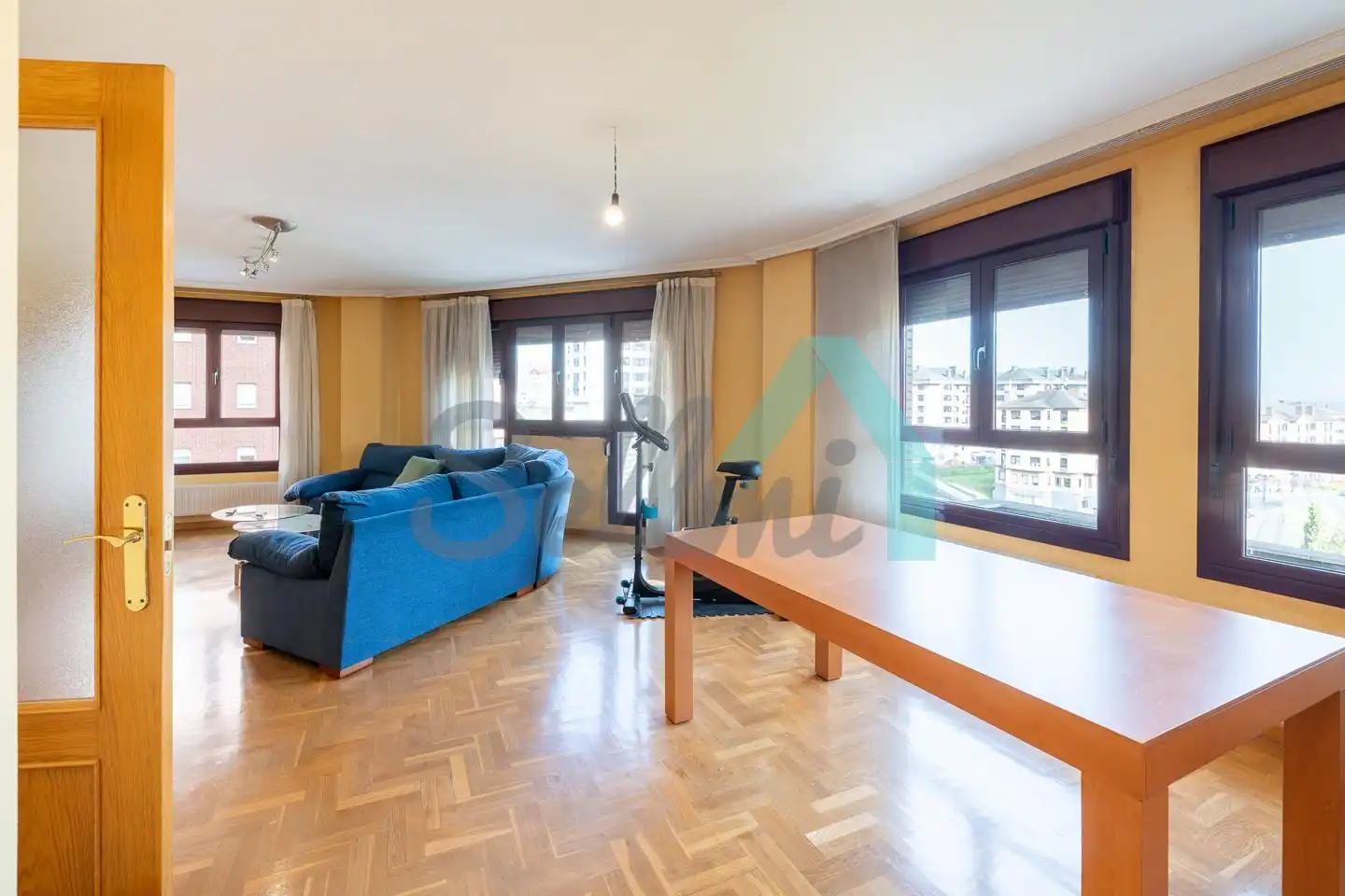 Sala de estar de Piso en venta en Oviedo  con Calefacción, Parquet y Trastero