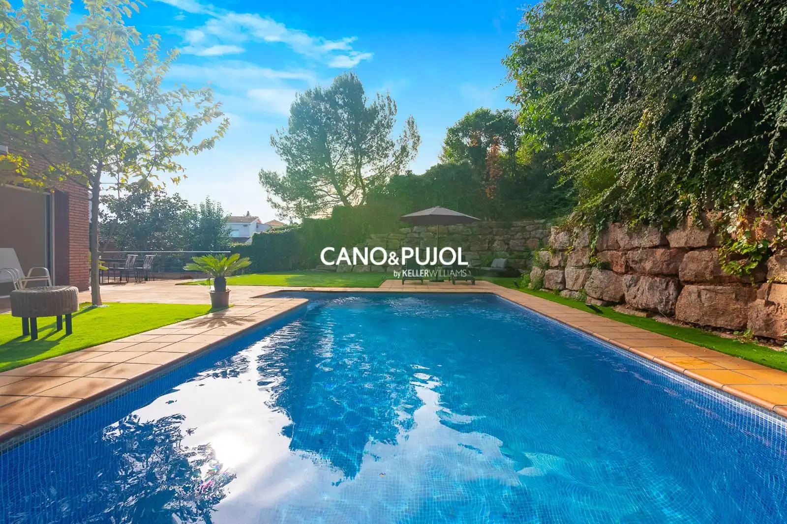 Swimming pool of Houses for sale in Sant Cugat del Vallès  with Air Conditioner, Terrace and Swimming Pool