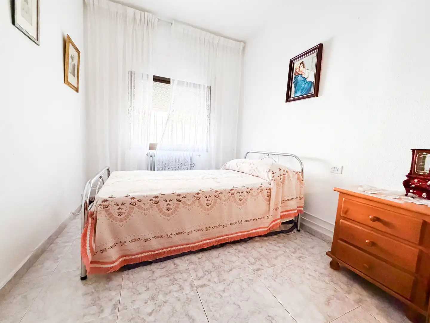 Dormitori de Casa o xalet en venda en Baza amb Calefacció, Moblat i Forn