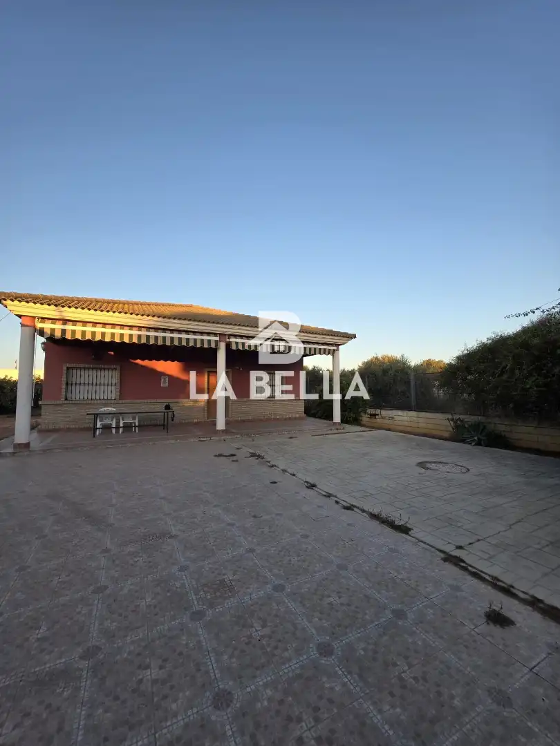 Vista exterior de Casa o xalet en venda en Sevilla amb Aire condicionat, Jardí privat i Traster