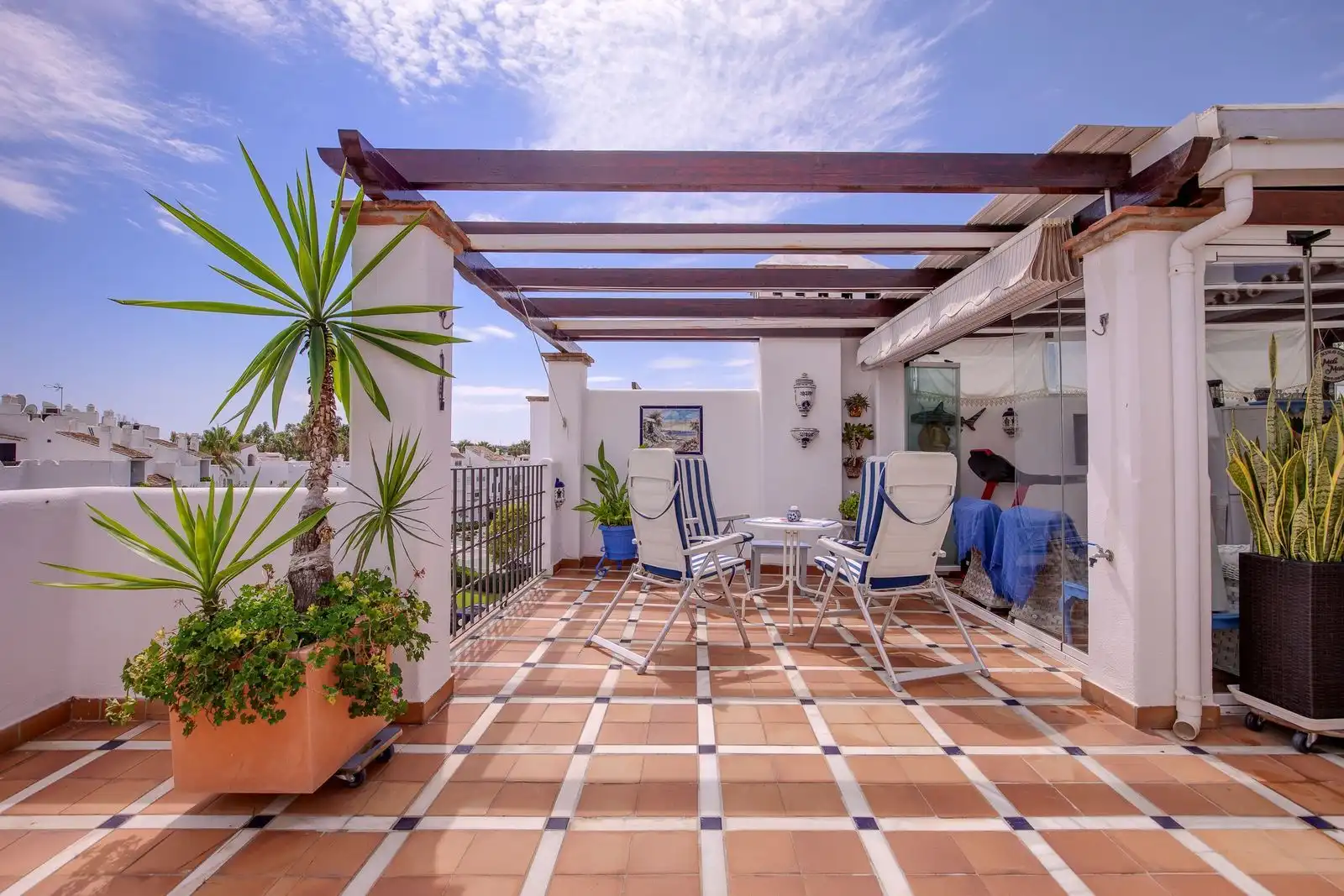 Terrasse von Maisonette zum Verkauf in Marbella mit Klimaanlage, Terrasse und Abstellraum