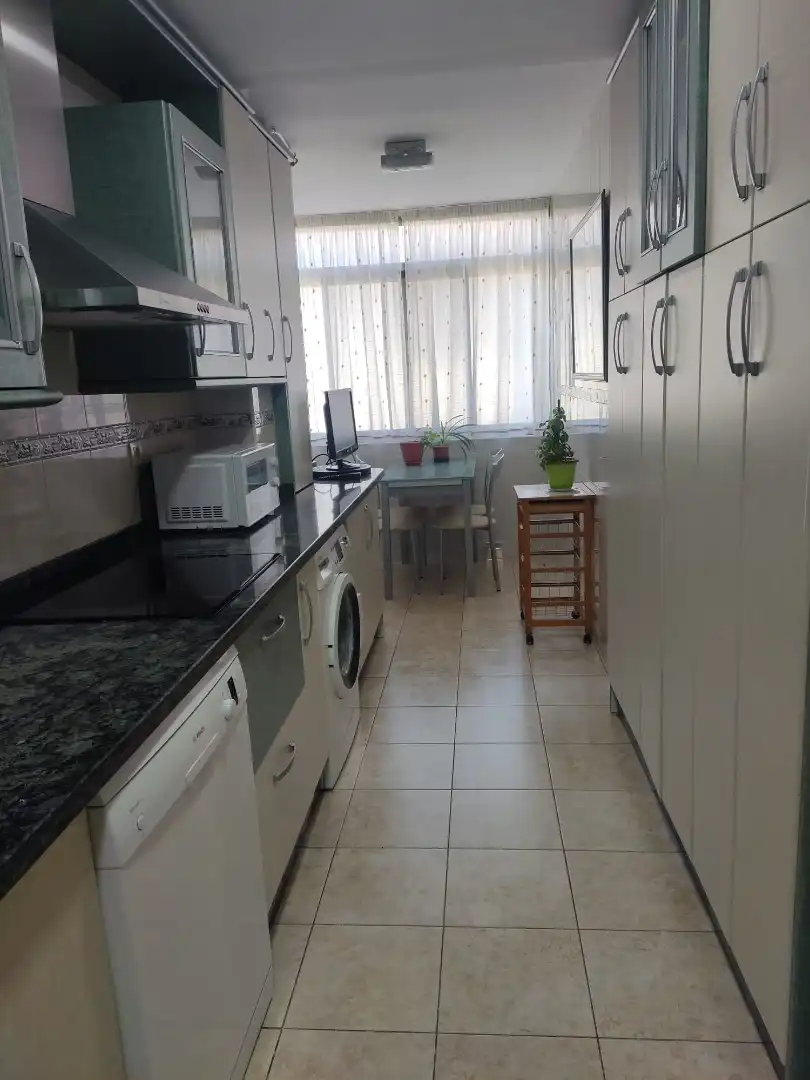 Cuina de Pis de lloguer en Granada amb Aire condicionat, Calefacció i Moblat