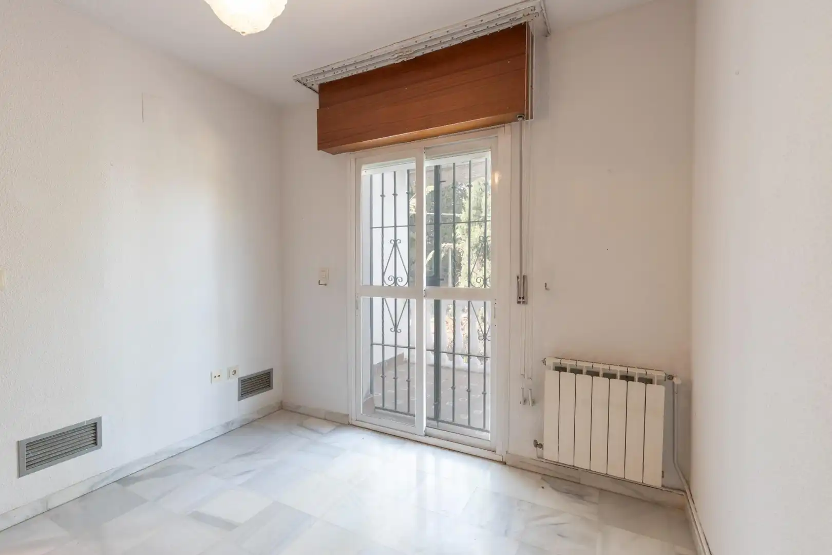 Habitación de Casa adosada en venta en Granada con Calefacción, Terraza y Trastero