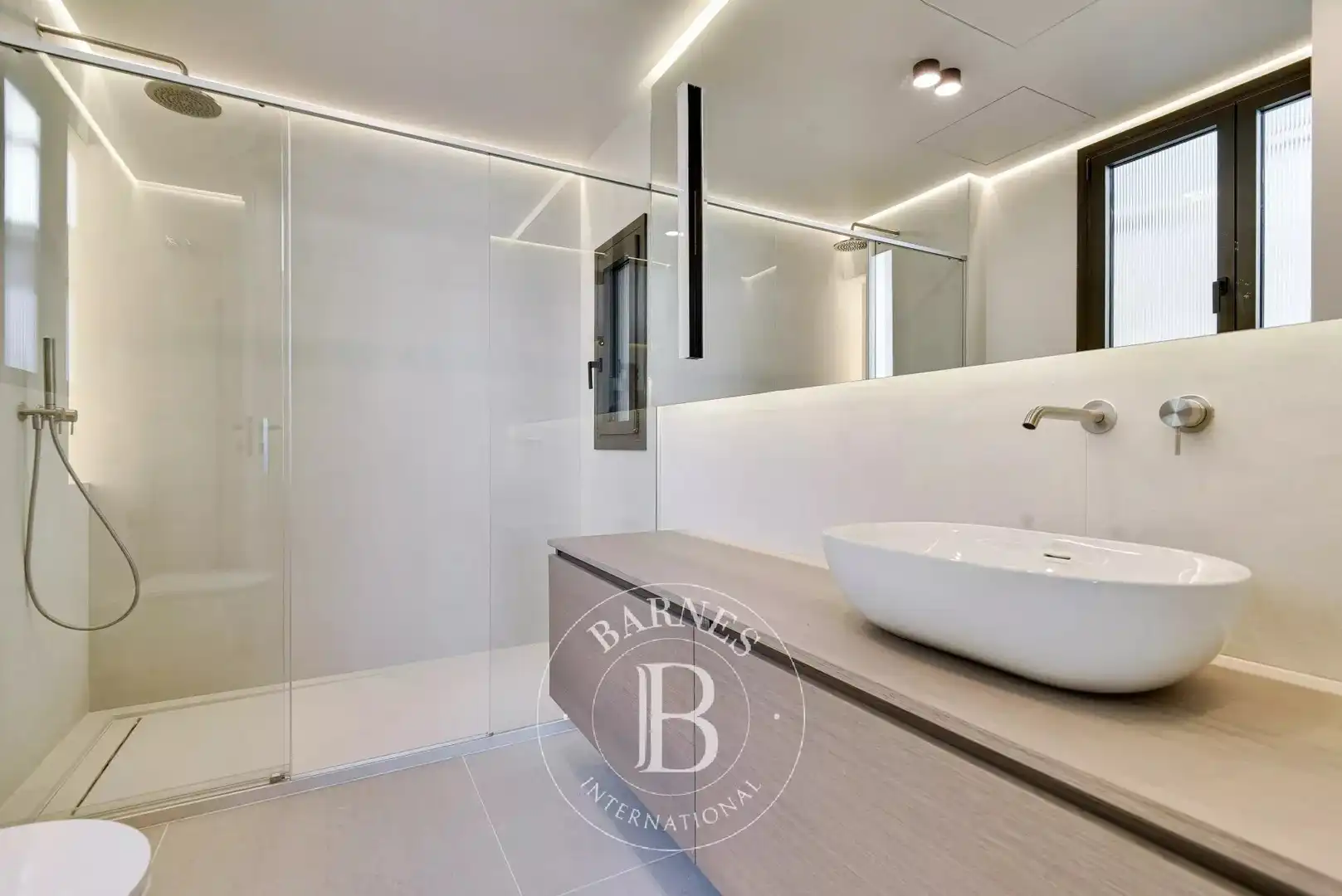 Badezimmer von Dachboden zum Verkauf in Barcelona mit Klimaanlage, Heizung und Terrasse