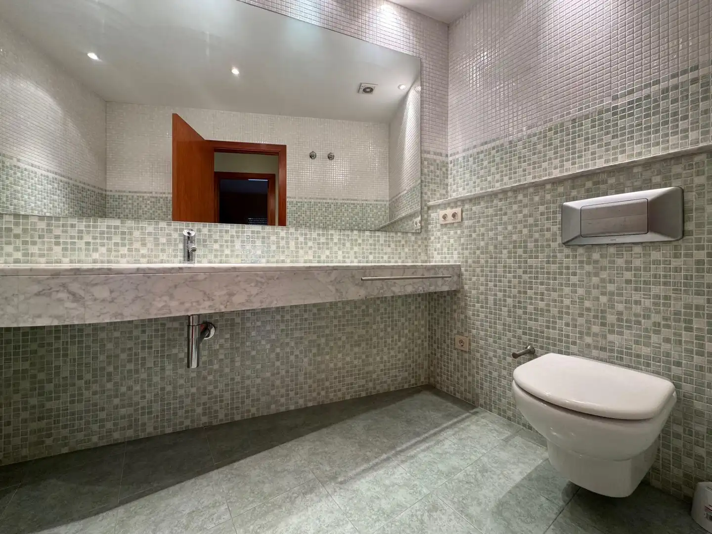 Bathroom of Attic for sale in Figueres  with Air Conditioner, Heating and Terrace