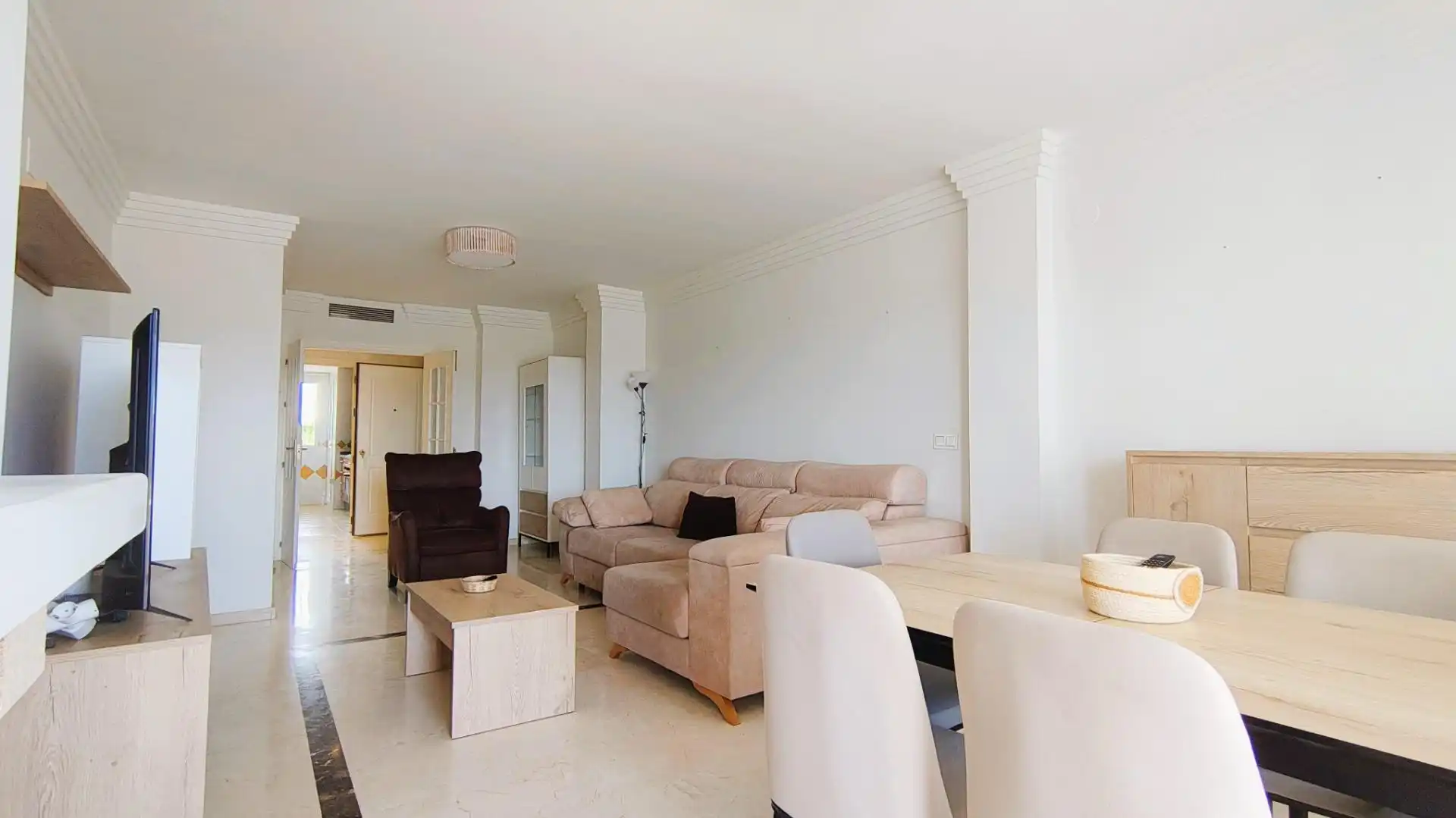 Wohnzimmer von Wohnungen zum Verkauf in Marbella mit Klimaanlage, Privatgarten und Terrasse