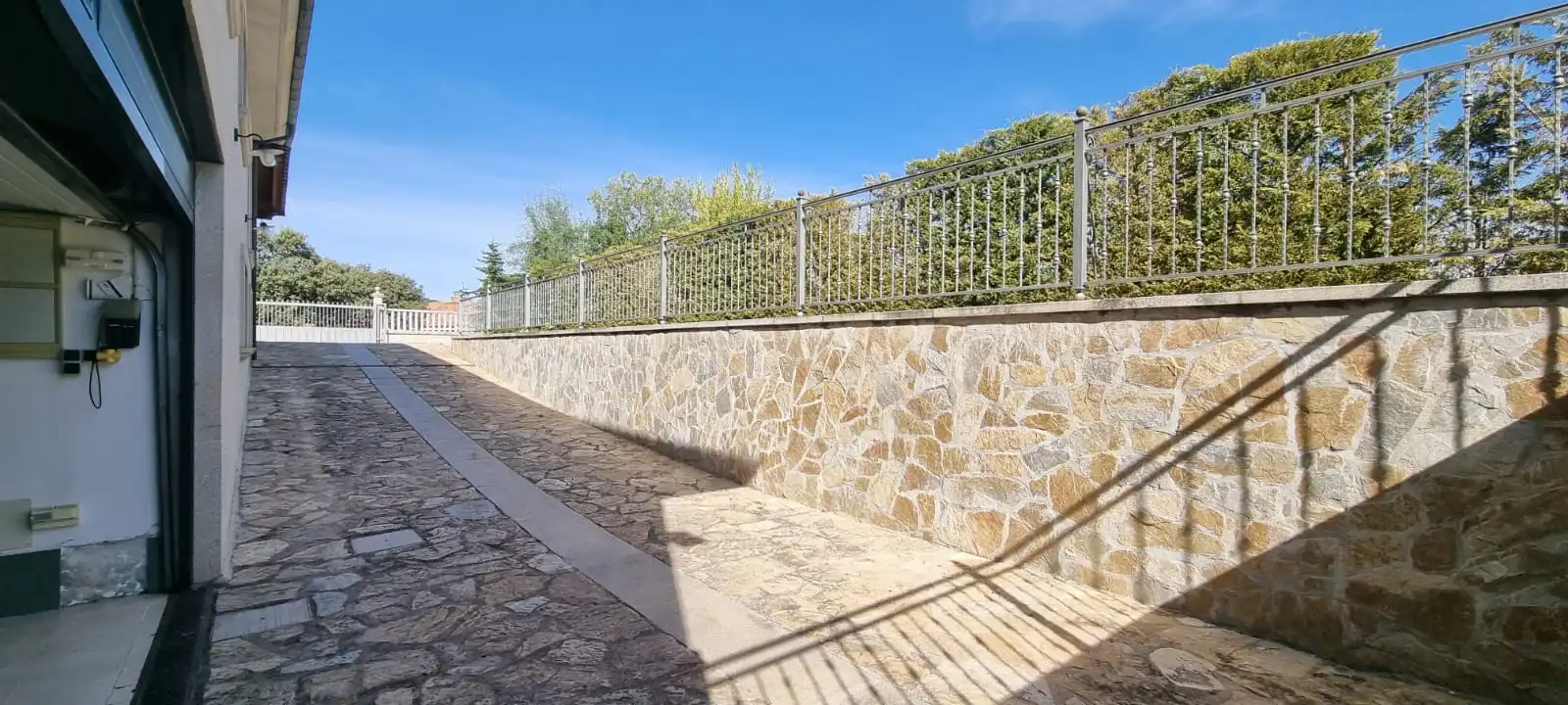Vista exterior de Casa o xalet en venda en Moralzarzal amb Aire condicionat, Calefacció i Jardí privat