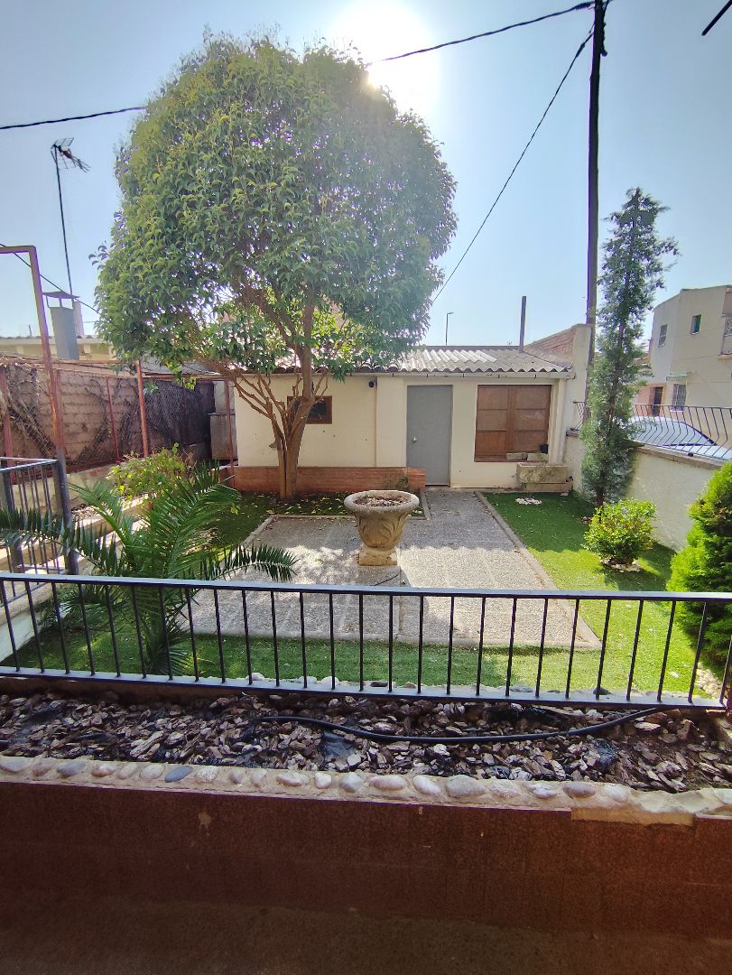 Jardí de Casa adosada en venda en Tàrrega amb Calefacció, Terrassa i Moblat