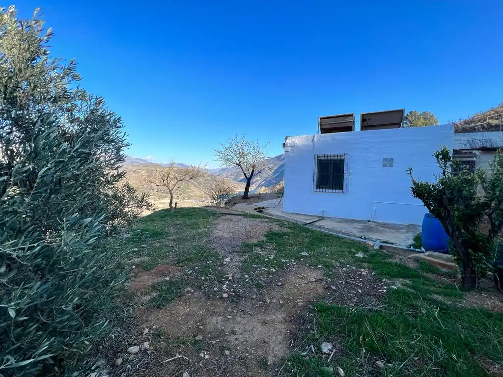 Vista exterior de Finca rústica en venda en Vélez de Benaudalla amb Traster
